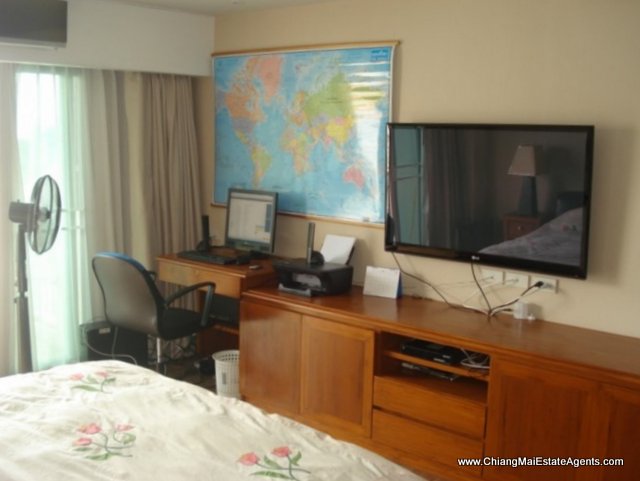 Large Condo with Pool View