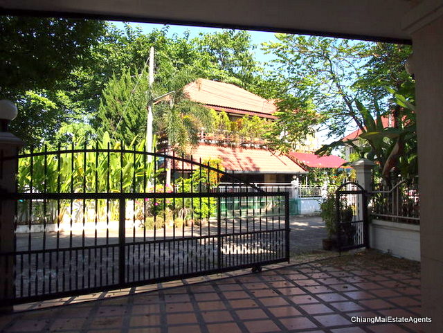 3 bed/ 3 bath Corner Lot