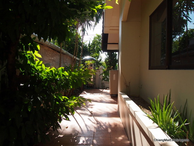 3 bed/ 3 bath Corner Lot