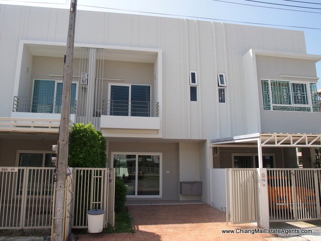 Beautifully decorated town home for rent in Urbana 2