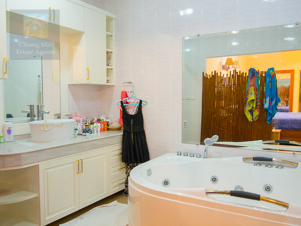 4 Bed Bungalow with Pool for Sale in Rungarun 3
