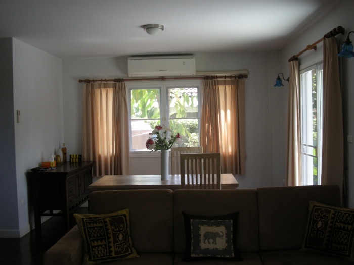 4 Bedrooms house on the canal road for rent