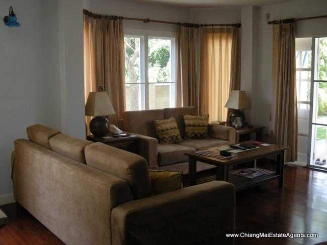4 Bedrooms house on the canal road for rent