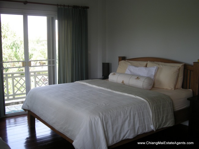 4 Bedrooms house on the canal road for rent