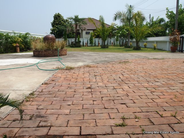 Lovely Bungalow with Large Garden for Rent in Hang Dong
