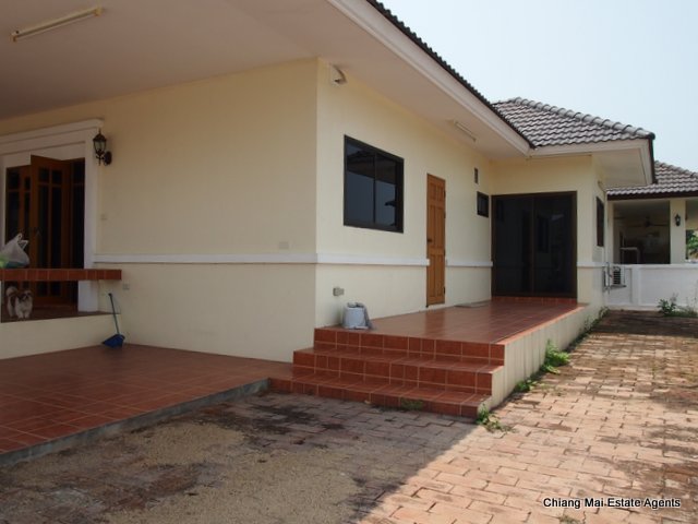 Lovely Bungalow with Large Garden for Rent in Hang Dong