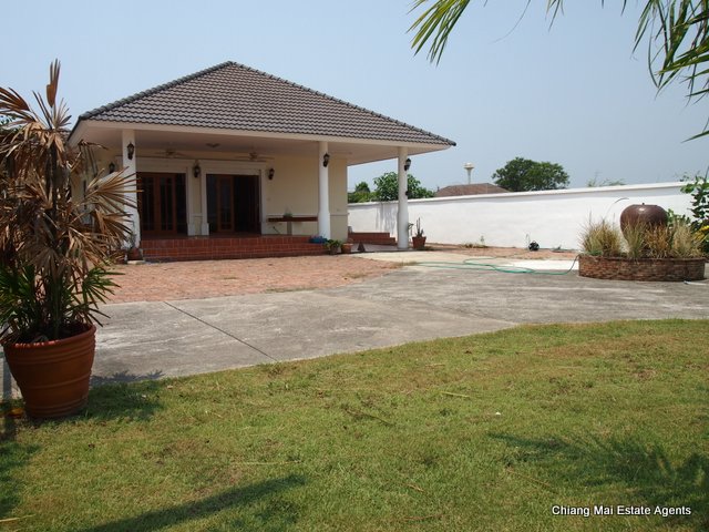 Lovely Bungalow with Large Garden for Rent in Hang Dong