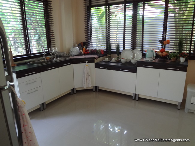 4 bedrooms house with fully furnished