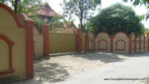 4 Bd, Home, 2 Bd. Bungalow and 4 Guest Bungalows in San Pa Tong