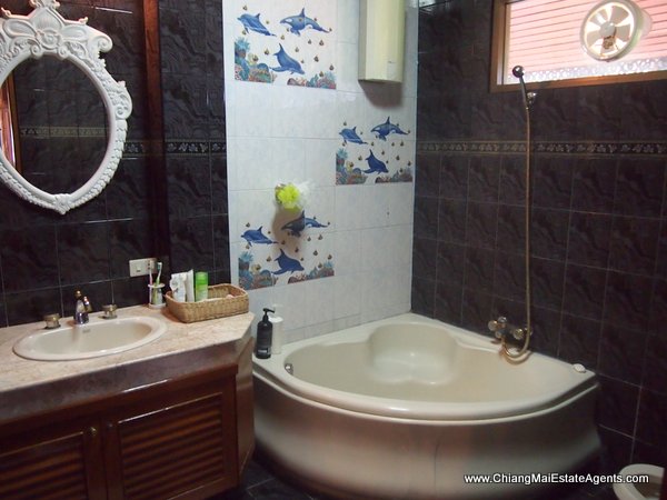 4 Bd, Home, 2 Bd. Bungalow and 4 Guest Bungalows in San Pa Tong
