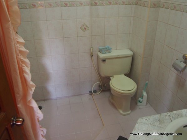 4 Bd, Home, 2 Bd. Bungalow and 4 Guest Bungalows in San Pa Tong