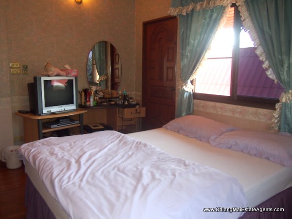 4 Bd, Home, 2 Bd. Bungalow and 4 Guest Bungalows in San Pa Tong
