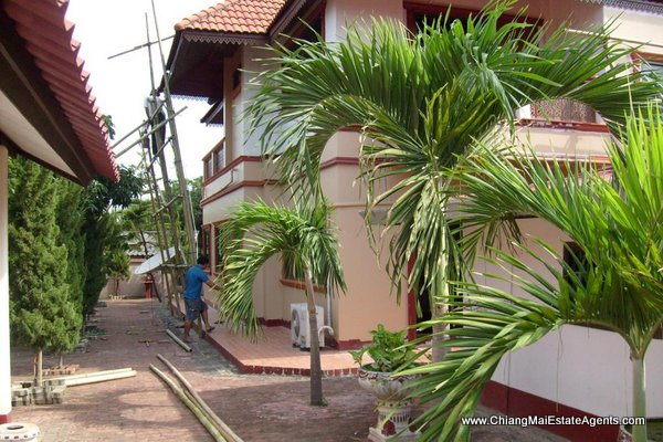 4 Bd, Home, 2 Bd. Bungalow and 4 Guest Bungalows in San Pa Tong