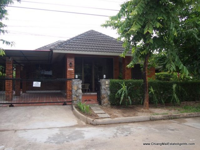 Beautiful 2 bedroom bungalow for rent in Moo Baan Wang Tan