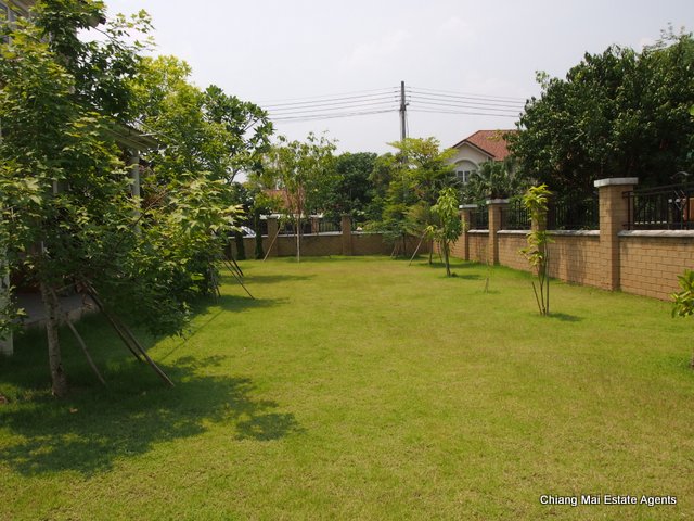 A Large and Appealing Home for Rent in Moo Bahn Home in Park