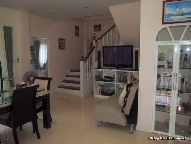 Colorful House for Rent in Hang Dong