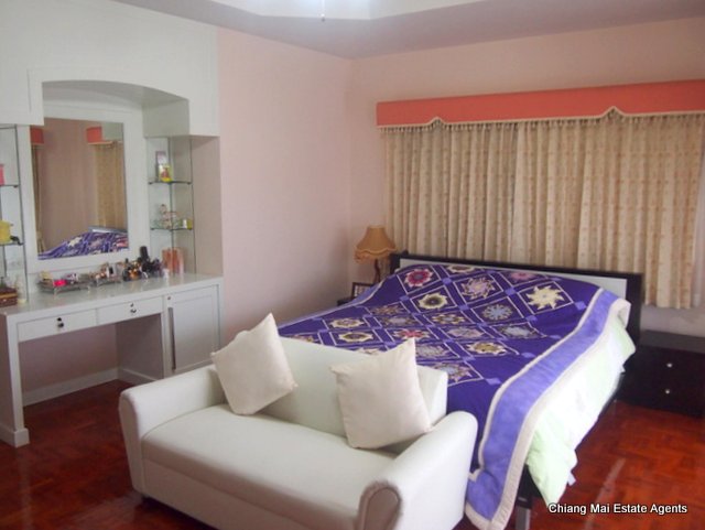Colorful House for Rent in Hang Dong