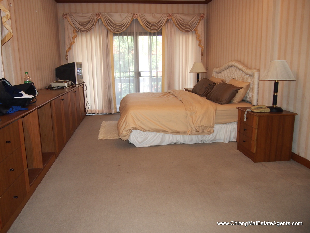 Great 3 Bedroom Home with In-Built Furniture