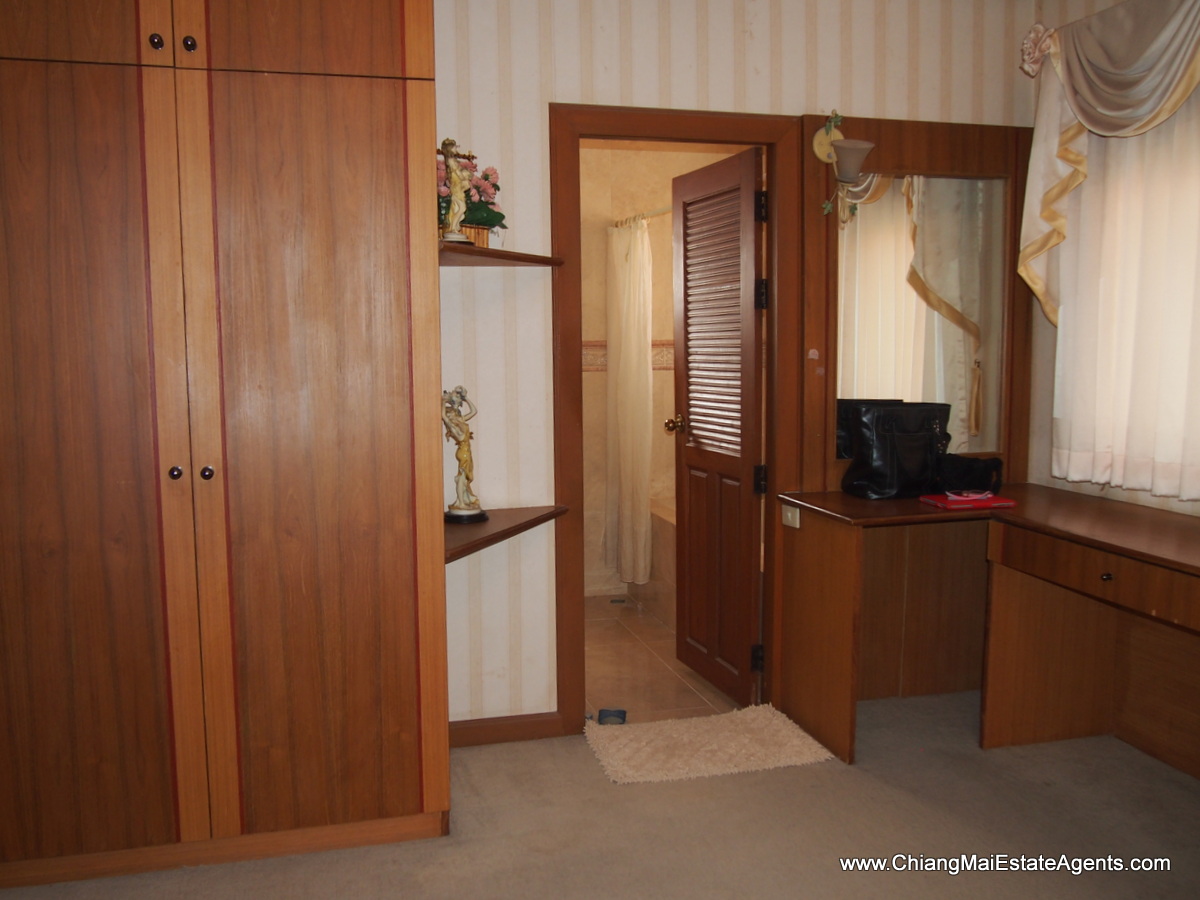 Great 3 Bedroom Home with In-Built Furniture