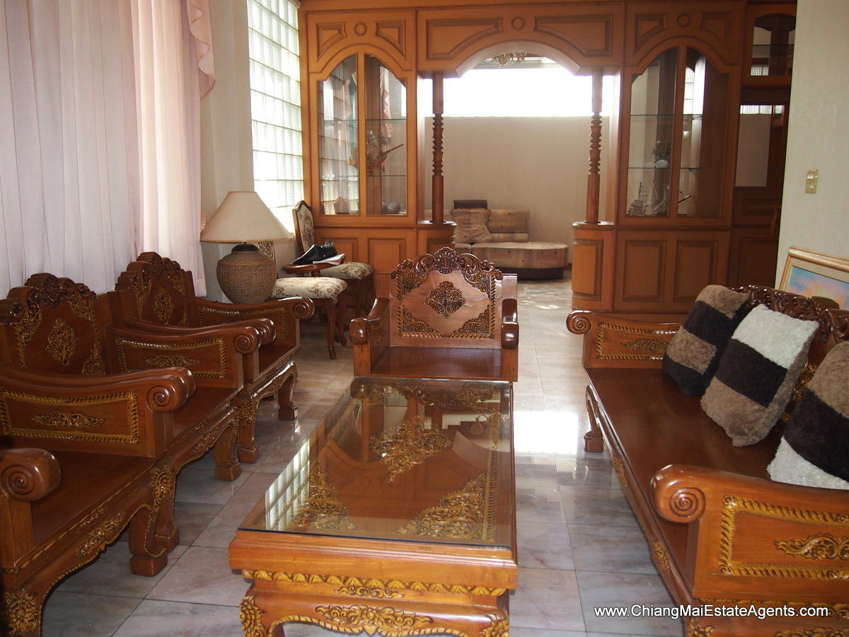 Great 3 Bedroom Home with In-Built Furniture