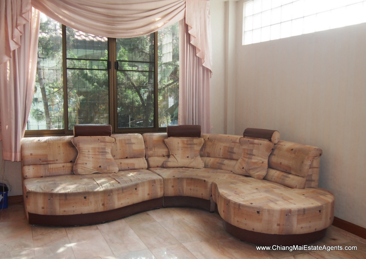 Great 3 Bedroom Home with In-Built Furniture
