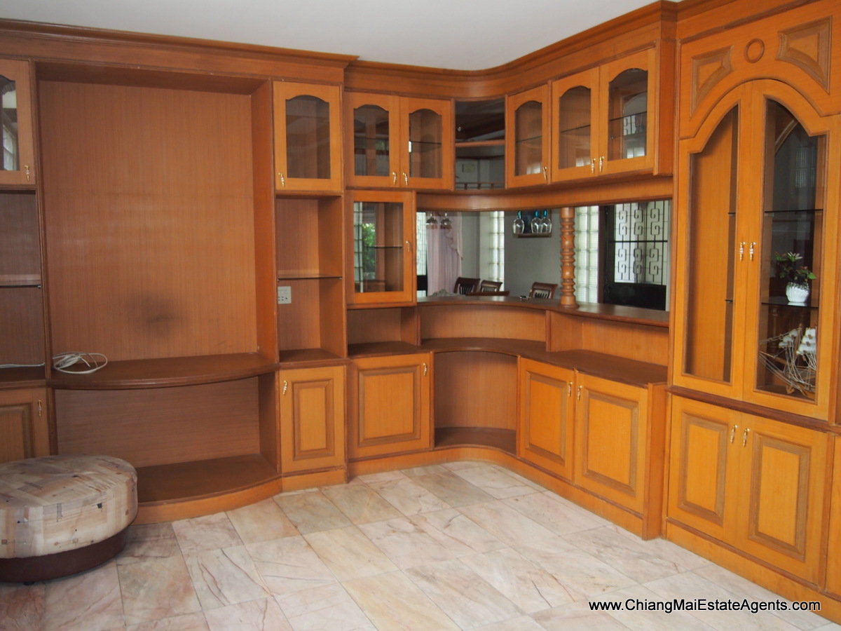 Great 3 Bedroom Home with In-Built Furniture