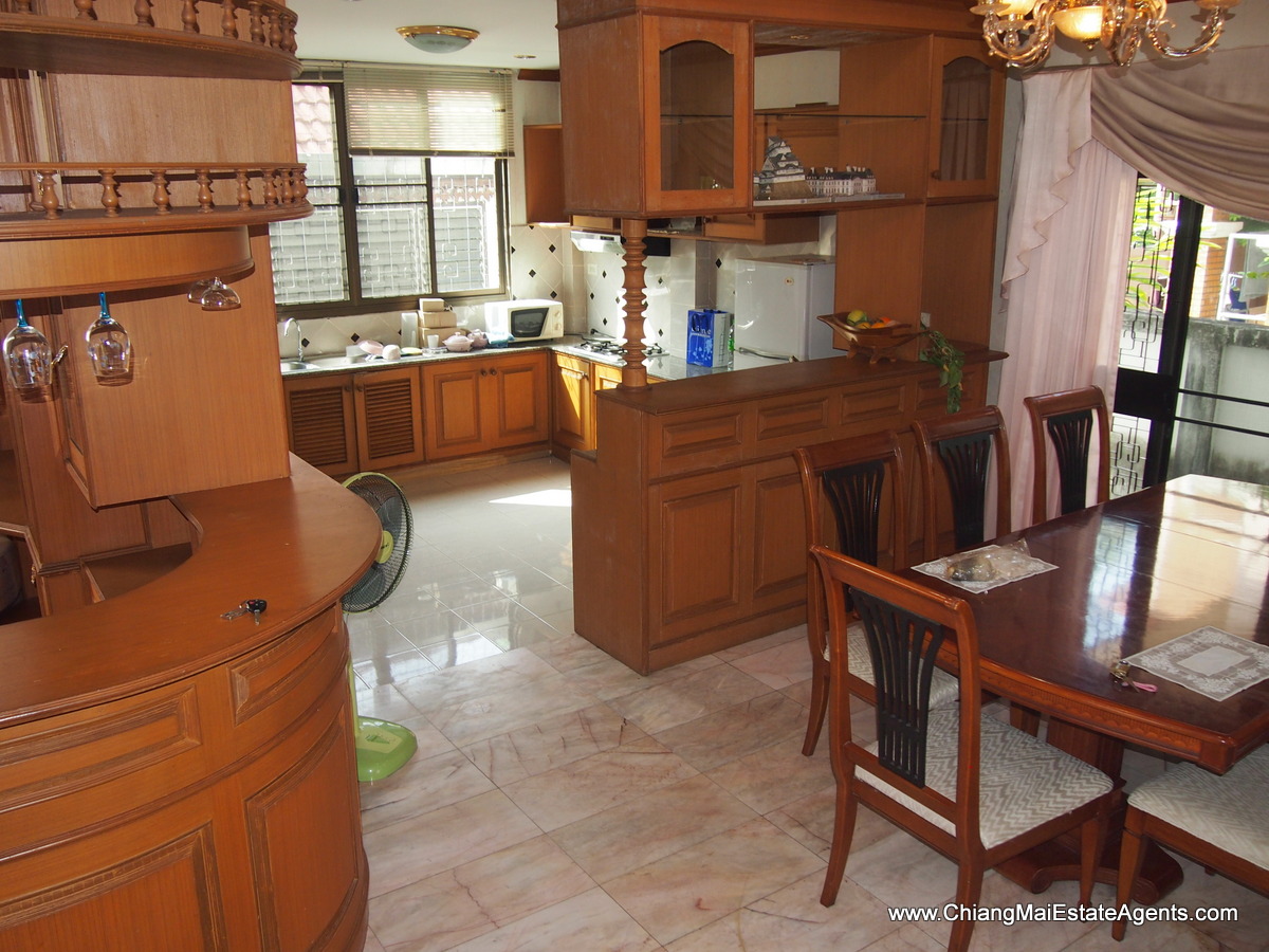 Great 3 Bedroom Home with In-Built Furniture