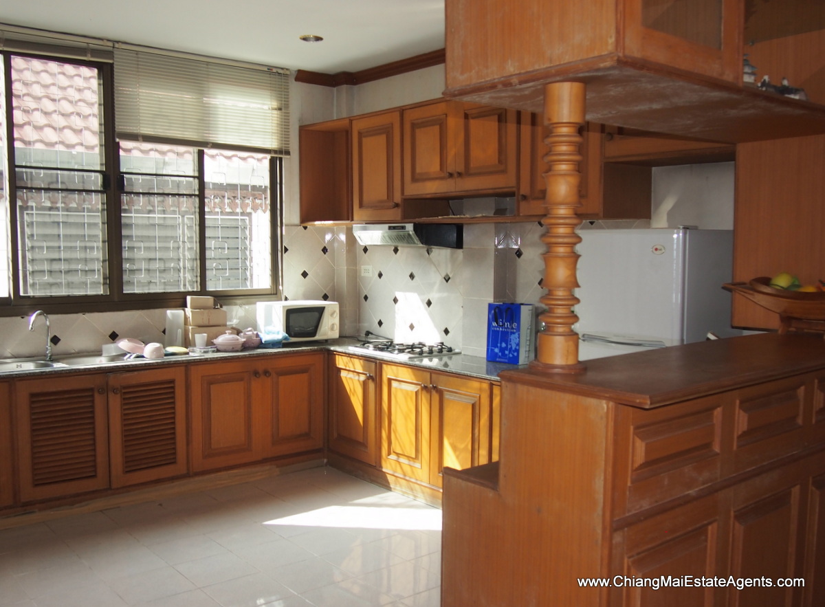 Great 3 Bedroom Home with In-Built Furniture