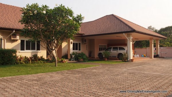 Luxury 5 Bedroom Home with Swimming Pool