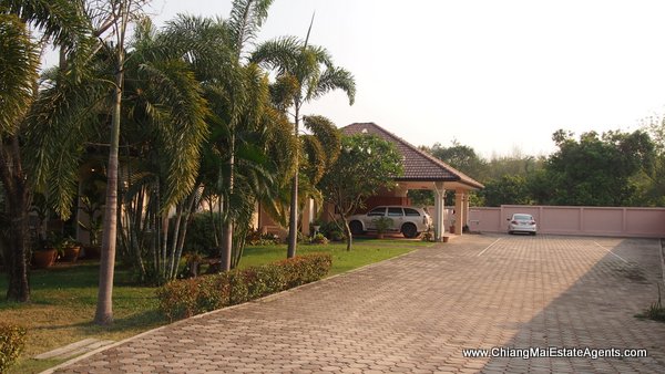 Luxury 5 Bedroom Home with Swimming Pool