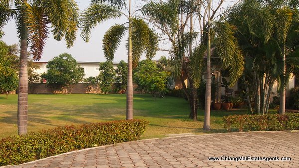 Luxury 5 Bedroom Home with Swimming Pool