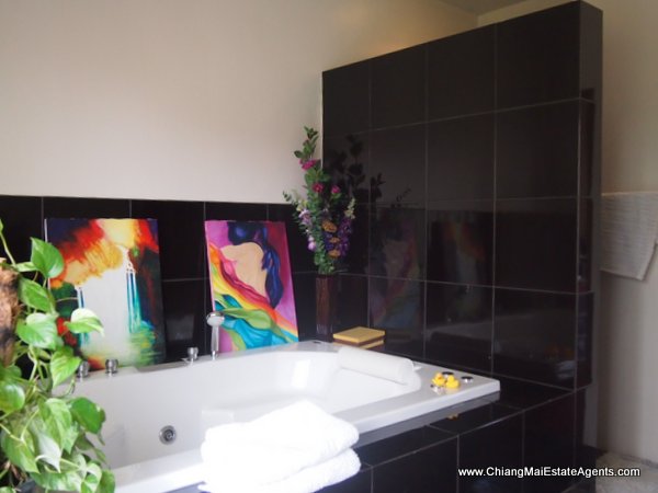 Beautiful 4 Bedroom Home in Moo Baan Nai Fun