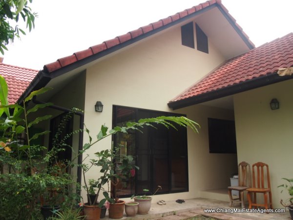 Beautiful 4 Bedroom Home in Moo Baan Nai Fun