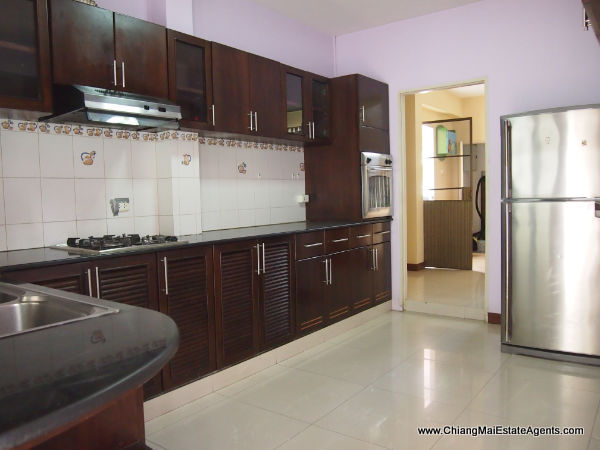 Luxurious 4 Bed Home with Library