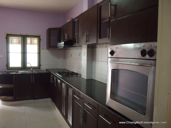 Luxurious 4 Bed Home with Library
