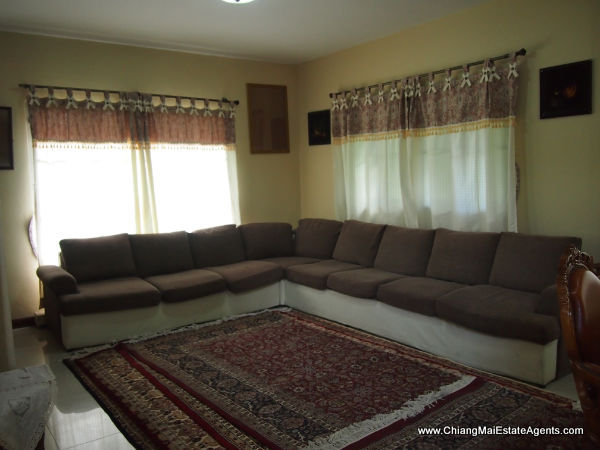 Luxurious 4 Bed Home with Library