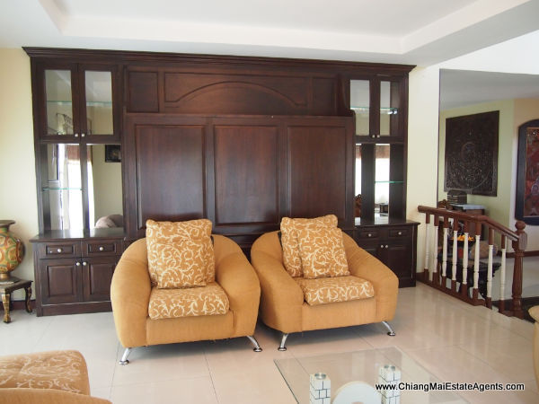 Luxurious 4 Bed Home with Library