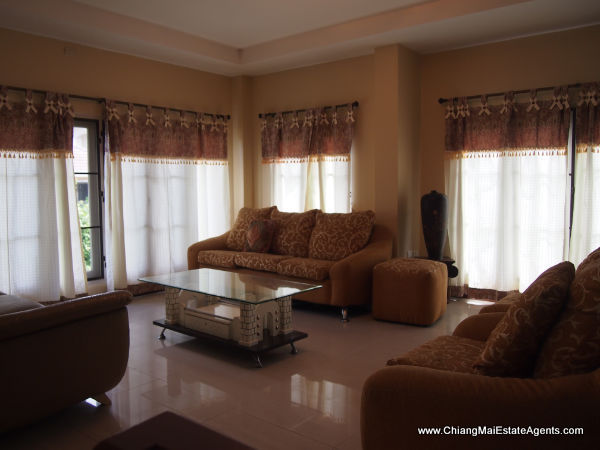 Luxurious 4 Bed Home with Library