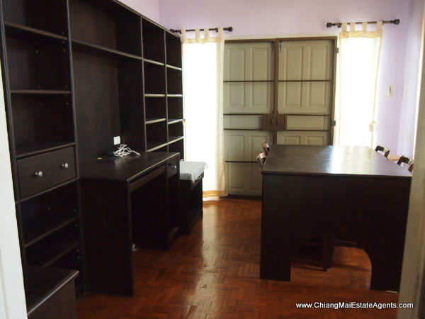 Luxurious 4 Bed Home with Library