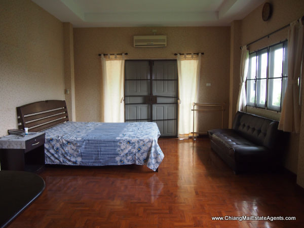 Luxurious 4 Bed Home with Library