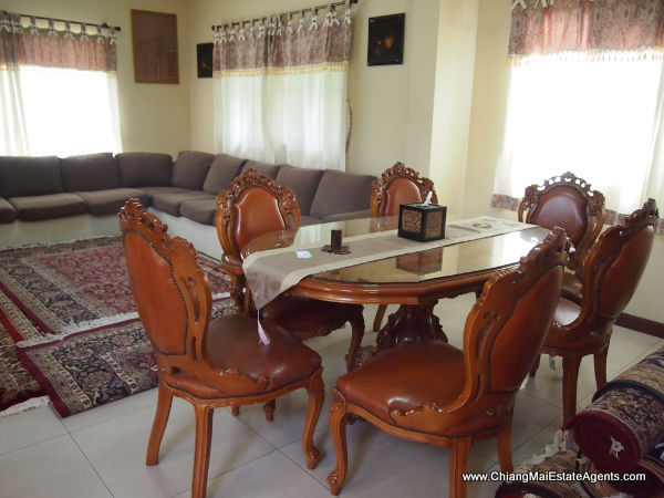 Luxurious 4 Bed Home with Library