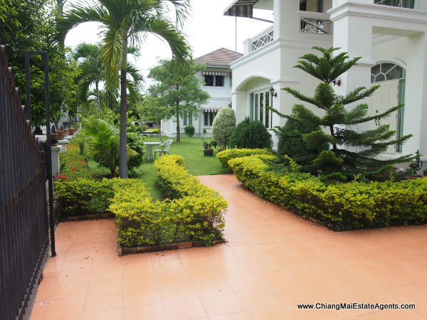 Luxurious 4 Bed Home with Library