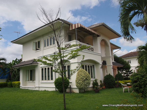 Luxurious 4 Bed Home with Library