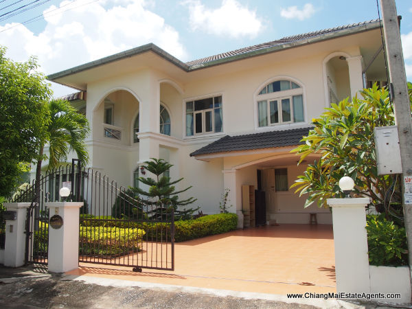 Luxurious 4 Bed Home with Library