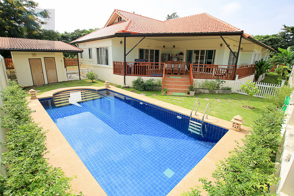 Spacious 4 Bed Bungalow with Private Pool