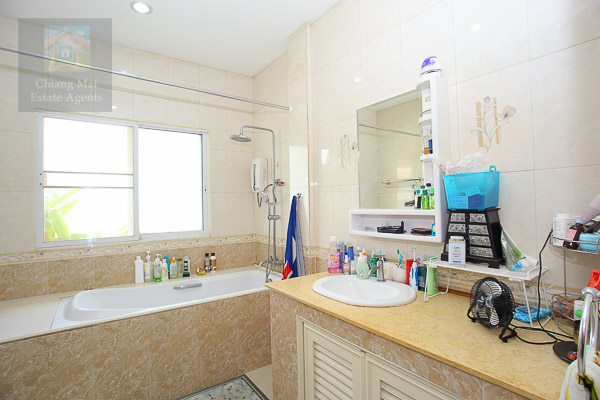 Spacious 4 Bed Bungalow with Private Pool