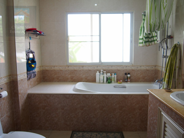 Spacious 4 Bed Bungalow with Private Pool