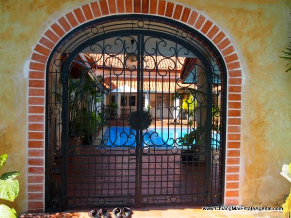 Beautiful Home with Pool For Rent