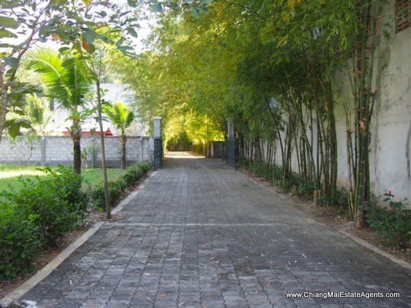 Beautiful Home with Pool For Rent