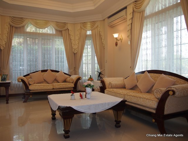 Exquisite Home with Swimming Pool For Sale